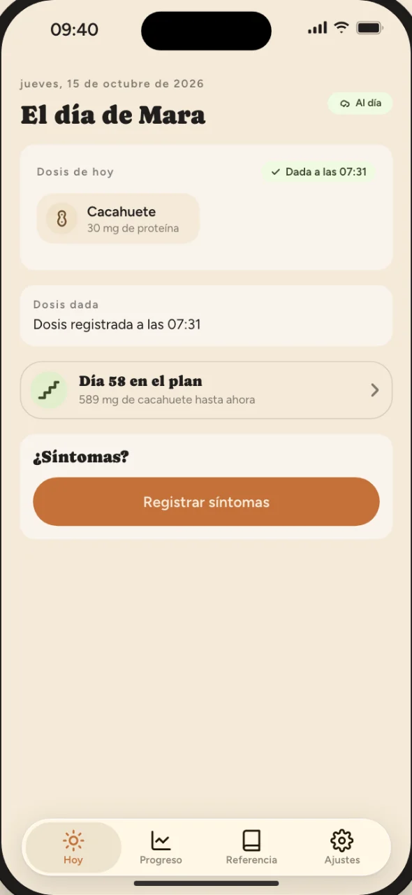 La pantalla Hoy a las 09:40, después de la ventana: la dosis de Mara, dada a las 07:31, día 58 en el plan con 589 mg de cacahuete hasta ahora, y el botón «Registrar síntomas».