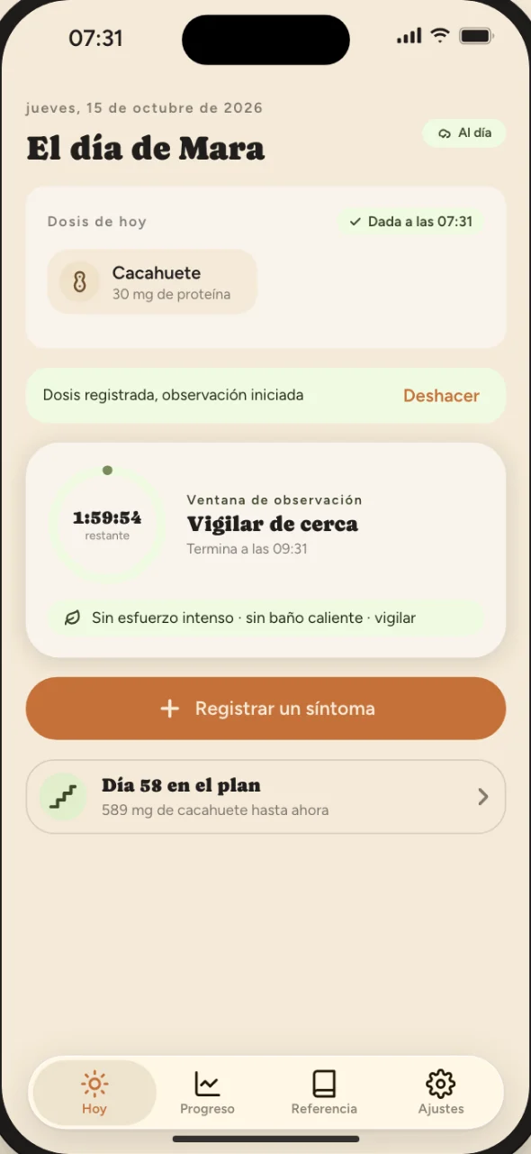 La pantalla Hoy a las 07:31, tras un toque: la dosis de cacahuete de Mara, dada a las 07:31, el aviso «Dosis registrada, observación iniciada» con «Deshacer», la tarjeta de la ventana de observación «Vigilar de cerca», que termina a las 09:31, y el botón «Registrar un síntoma».