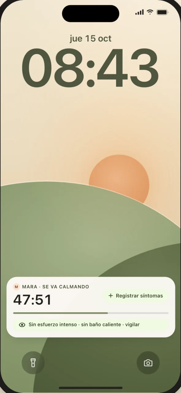La pantalla de bloqueo de un iPhone a las 08:43 del jueves 15 de octubre, con la actividad en vivo de Mara: «Se va calmando», quedan 47:51, la barra de progreso, el aviso «Sin esfuerzo intenso · sin baño caliente» y el botón «Registrar síntomas».